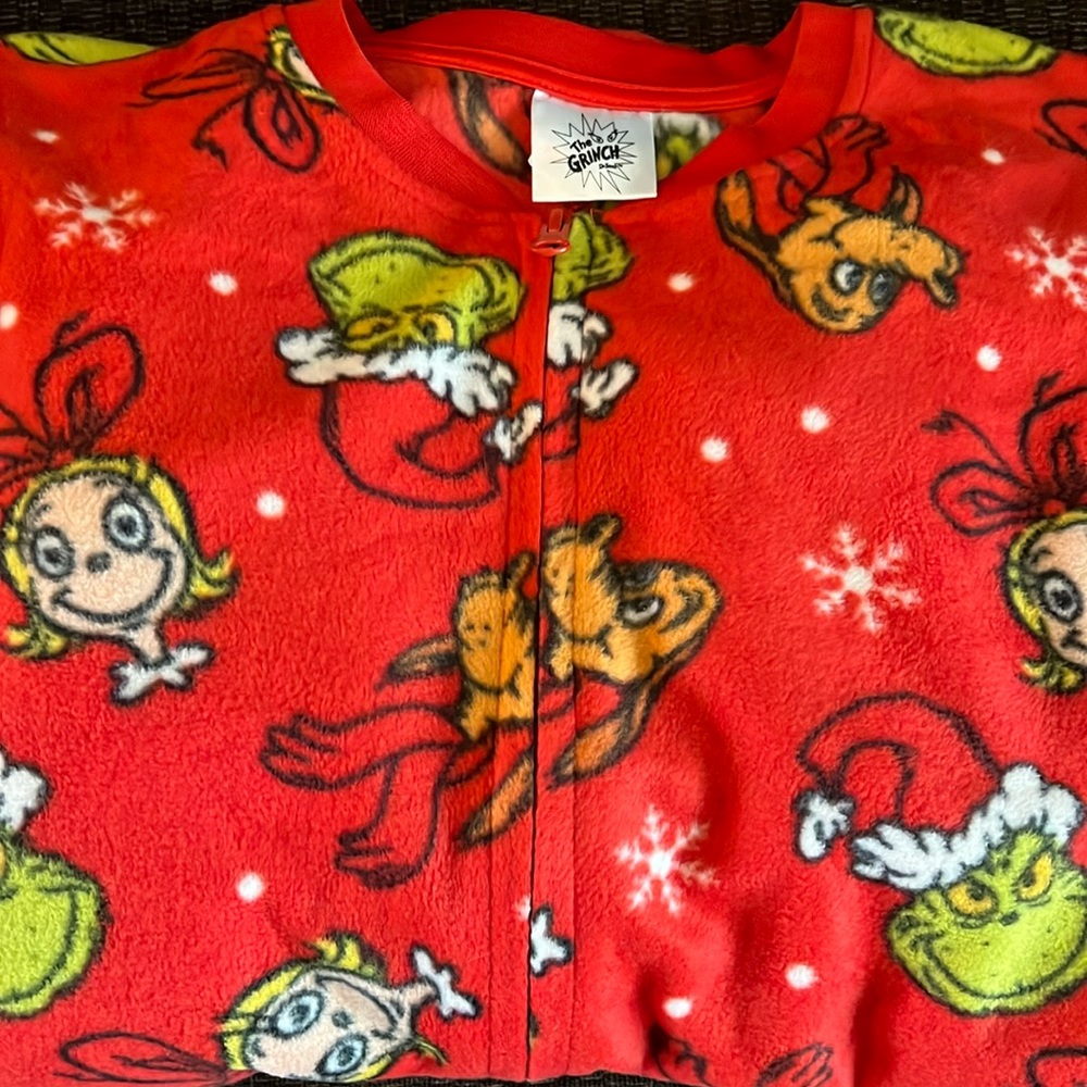 BNWT Grinch one piece pj’s Size M